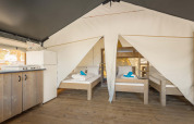 Tenda Safari Comfort con aria condizionata al Camping Stella Maris in Croazia, con letti in legno e cucina.