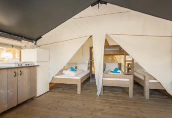 Tenda Safari Comfort con aria condizionata al Camping Stella Maris in Croazia, con letti in legno e cucina.