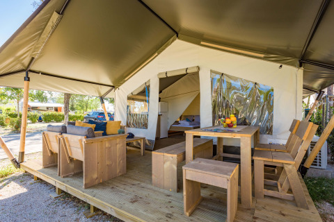 Tenda safari Comfort con aria condizionata al Camping Stella Maris in Croazia. Arredi in legno all’esterno.
