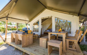 Tenda safari Comfort con aria condizionata al Camping Stella Maris in Croazia. Arredi in legno all’esterno.