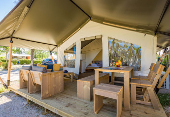 Tenda safari Comfort con aria condizionata al Camping Stella Maris in Croazia. Arredi in legno all’esterno.