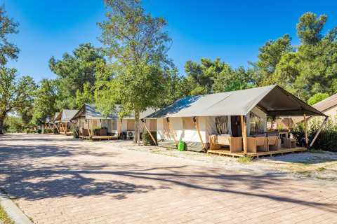 Fila de tiendas safari con aire acondicionado en Camping Stella Maris, Croacia, en un día soleado