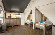 Safari Tent Comfort op Camping Stella Maris in Kroatië met twee bedden, houten vloer, kitchenette en koelkast.