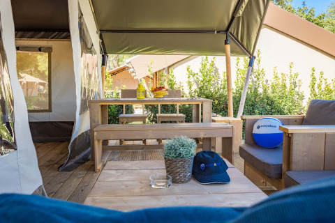 Vista interna della Safari Tent Comfort al Camping Stella Maris in Croazia, con arredi in legno e decorazioni.