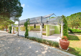 Moderne og lyse campingfaciliteter omgivet af træer på Camping Stella Maris i Istrien, Kroatien.