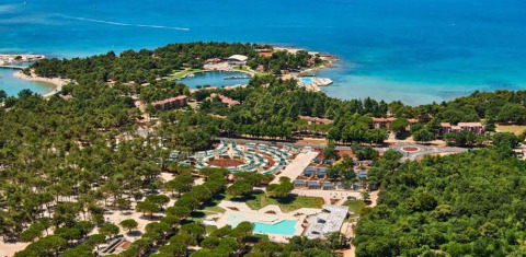 Vista aerea del Camping Stella Maris in Istria, Croazia, con piscine, vegetazione e vista sul mare.