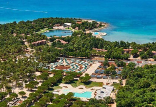 Vista aerea del Camping Stella Maris in Istria, Croazia, con piscine, vegetazione e vista sul mare.