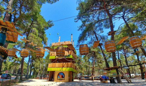 Parque de aventura con cuerdas y barriles en Camping Stella Maris, un complejo vacacional en Istria, Croacia.