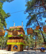 Parque de aventura con cuerdas y barriles en Camping Stella Maris, un complejo vacacional en Istria, Croacia.