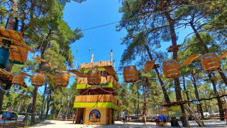 Parque de aventura con cuerdas y barriles en Camping Stella Maris, un complejo vacacional en Istria, Croacia.