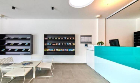 Reception moderna con scaffali di brochure al Camping Stella Maris, villaggio turistico in Istria, Croazia.