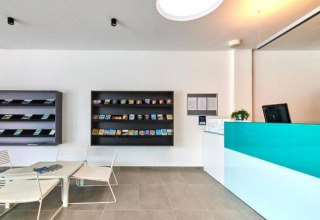 Moderne receptieruimte met folderrekken bij Camping Stella Maris vakantiepark in Istrië, Kroatië.