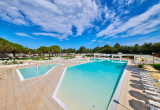 Stort udendørs swimmingpoolområde med solsenge på Camping Stella Maris, en feriepark i Istrien, Kroatien.