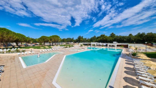 Gran piscina exterior con tumbonas en Camping Stella Maris, un parque vacacional en Istria, Croacia.