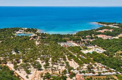 Vista aérea del Camping Stella Maris en Istria, Croacia, rodeado de vegetación, edificios y el mar azul.