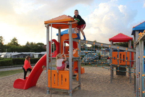 Kinder spielen auf dem Spielplatz des Toftum Bjerge Camping, Urlaubsziel in Mitteljütland, Dänemark.