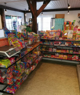 Estantes repletos de caramelos coloridos en Toftum Bjerge Camping, parque vacacional en Dinamarca central.