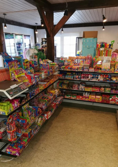 Estantes repletos de caramelos coloridos en Toftum Bjerge Camping, parque vacacional en Dinamarca central.