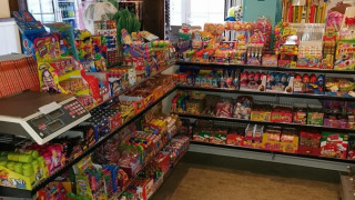 Estantes repletos de caramelos coloridos en Toftum Bjerge Camping, parque vacacional en Dinamarca central.