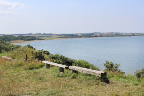 Uitzicht op het meer en omliggende landschap vanaf Toftum Bjerge Camping in Midden-Denemarken.