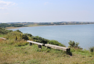 Udsigt over søen og det omkringliggende landskab fra Toftum Bjerge Camping i Region Midtjylland, Danmark.