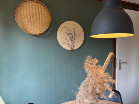 Moderne setting in Cozy Lodge, Bungalowpark Het Verscholen Dorp, Nederland, met lamp en wandkunst.