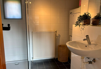 Modernes Badezimmer in der Cozy Lodge im Bungalowpark Het Verscholen Dorp, Niederlande, mit Dusche.