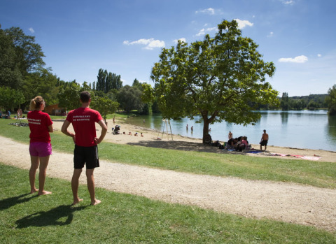 Redders houden toezicht op zwemmers aan het meer van Camping Le Château, Auvergne-Rhône-Alpes, Frankrijk.