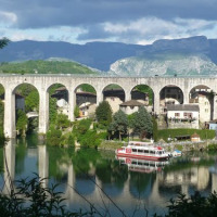 Ponte ad archi e case pittoresche sul fiume a Hauterives - Pays du Facteur Cheval, Alvernia-Rodano-Alpi, Francia.