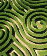 Vista aerea di un labirinto di siepi a spirale vicino a Hauterives, Auvergne-Rhône-Alpes, Francia.