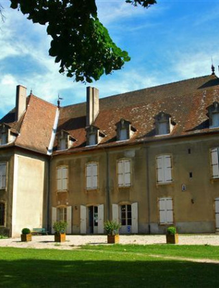 Storica villa con tetto spiovente e persiane chiuse a Hauterives, Auvergne-Rhône-Alpes, in Francia.