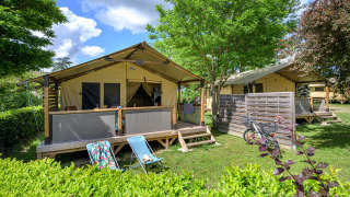 Safari-Zelt Lodge Bali Confort 30m² ohne eigenes Bad, gemütlich gelegen im Grünen mit Fahrrad davor.