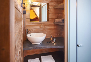 Bagno moderno con pareti in legno, lavabo tondo e doccia presso Lodge Kenya Vintage, Camping Le Château.