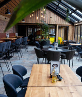 Restaurante moderno en el Holiday Park De Witte Berg en Overijssel, Países Bajos, con techo acristalado.