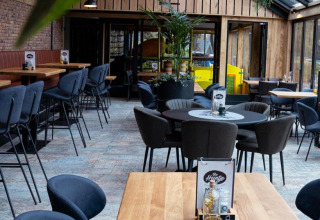 Restaurant moderne au Holiday Park De Witte Berg à Overijssel, Pays-Bas, avec toit vitré et décoration élégante.