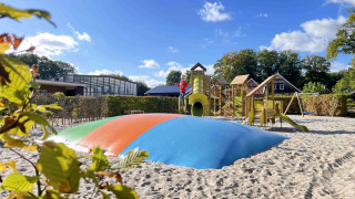 Aire de jeux avec coussin gonflable et structure d'escalade au parc De Witte Berg, Overijssel, Pays-Bas.
