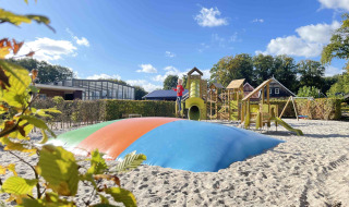 Aire de jeux avec coussin gonflable et structure d'escalade au parc De Witte Berg, Overijssel, Pays-Bas.