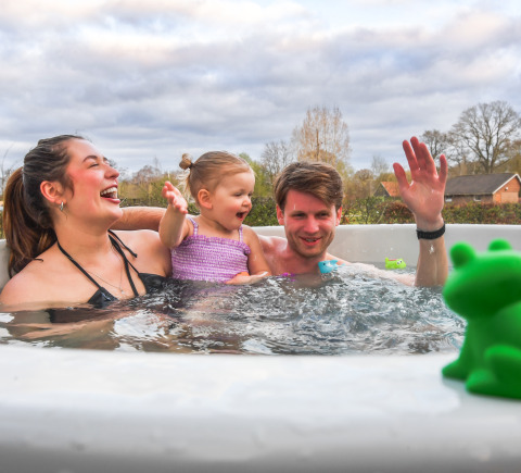 Familia divirtiéndose en un jacuzzi en el estadio FC Mölke en Holiday Park Mölke, Países Bajos.