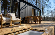 Terrasse extérieure à la Koya Tiny Cabin avec mobilier en bois et vue sur la forêt à Wilsumer Berge, Allemagne.
