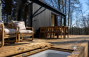 Buitenterras aan Koya Tiny Cabin met houten meubels en uitzicht op het bos in Wilsumer Berge, Duitsland.