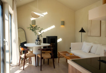 Lichte, moderne woonkamer in Koya Tiny Cabin bij Wilsumer Berge, Duitsland, met minimalistisch interieur.