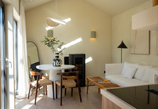 Salón luminoso y moderno en la Koya Tiny Cabin en Wilsumer Berge, Alemania, con decoración minimalista.