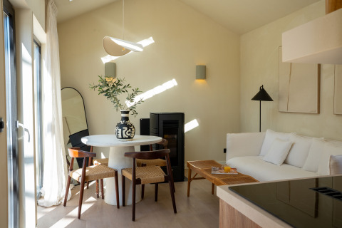 Salón luminoso y moderno en la Koya Tiny Cabin en Wilsumer Berge, Alemania, con decoración minimalista.