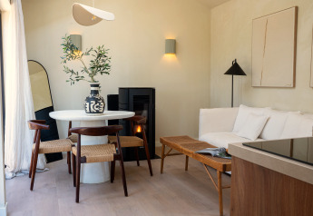 Modern en gezellig interieur in Koya Tiny Cabin bij Wilsumer Berge, Duitsland, met eettafel en bank.