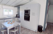 Cuisine moderne et salle à manger dans un lodge CRL 1/5 pers. au Camping Seasonova Les Vosges du Nord en France.