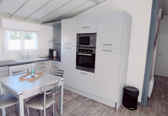 Cuisine moderne et salle à manger dans un lodge CRL 1/5 pers. au Camping Seasonova Les Vosges du Nord en France.