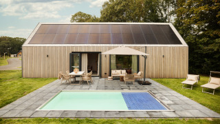 Unbrick One Lodge mit Sauna, Pool, Solarzellen auf dem Dach und gemütlicher Terrasse im Grünen.
