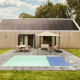 Lodge Unbrick One con sauna, piscina, paneles solares y terraza acogedora en un entorno verde.