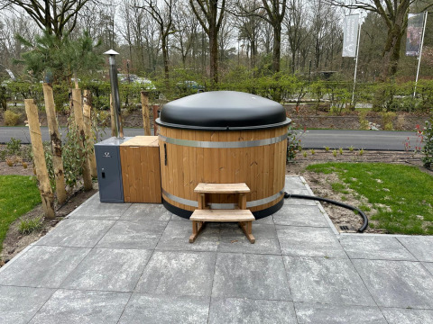 Houten hottub met zwarte deksel bij Lodge Essenburgh, Veluwepark de Bosgraaf, Nederland, buitenopname.