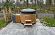 Vasca idromassaggio in legno con copertura alla Lodge Essenburgh nel Veluwepark de Bosgraaf, Paesi Bassi.